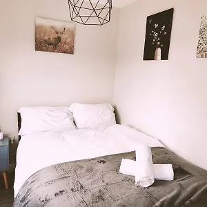  Holiday home Large 3 Bedroom Home, 3 Bathrooms, Free Parking, Fast Wifi United Kingdom